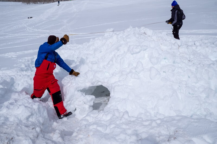 BJ Kirschhoffer (Polar Bears International) and James Smith (Brigham Young University) took measurements of each den.